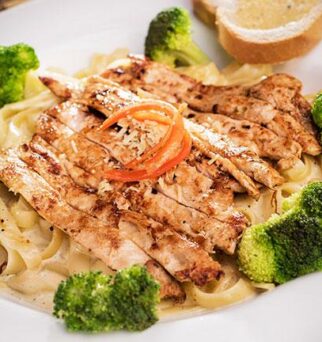 Fettuccine Alfredo con Pollo y Brócoli