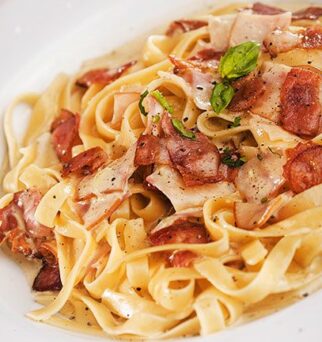 Fettuccine Carbonara con Tocineta y Jamón