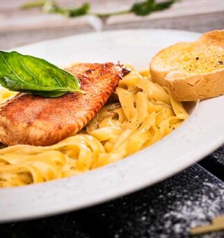 Fettuccine Alfredo con Salmón