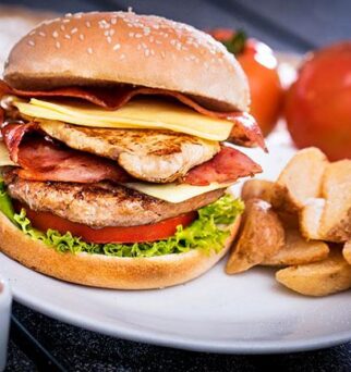 Hamburguesa doble carne, doble queso, doble tocineta