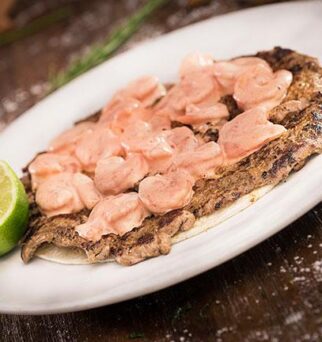 Solomo con Camarones en Salsa Rosada